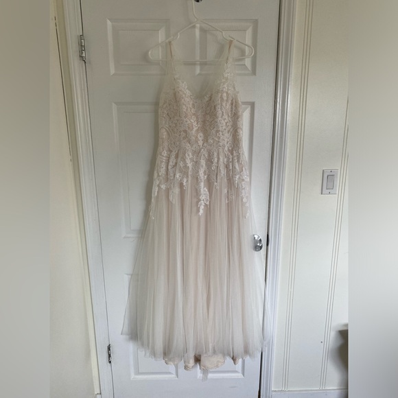 Wtoo by Watters Reagan Gown- size 12/14 Lace + Tulle floor-length Wedding Dress - Picture 4 of 9